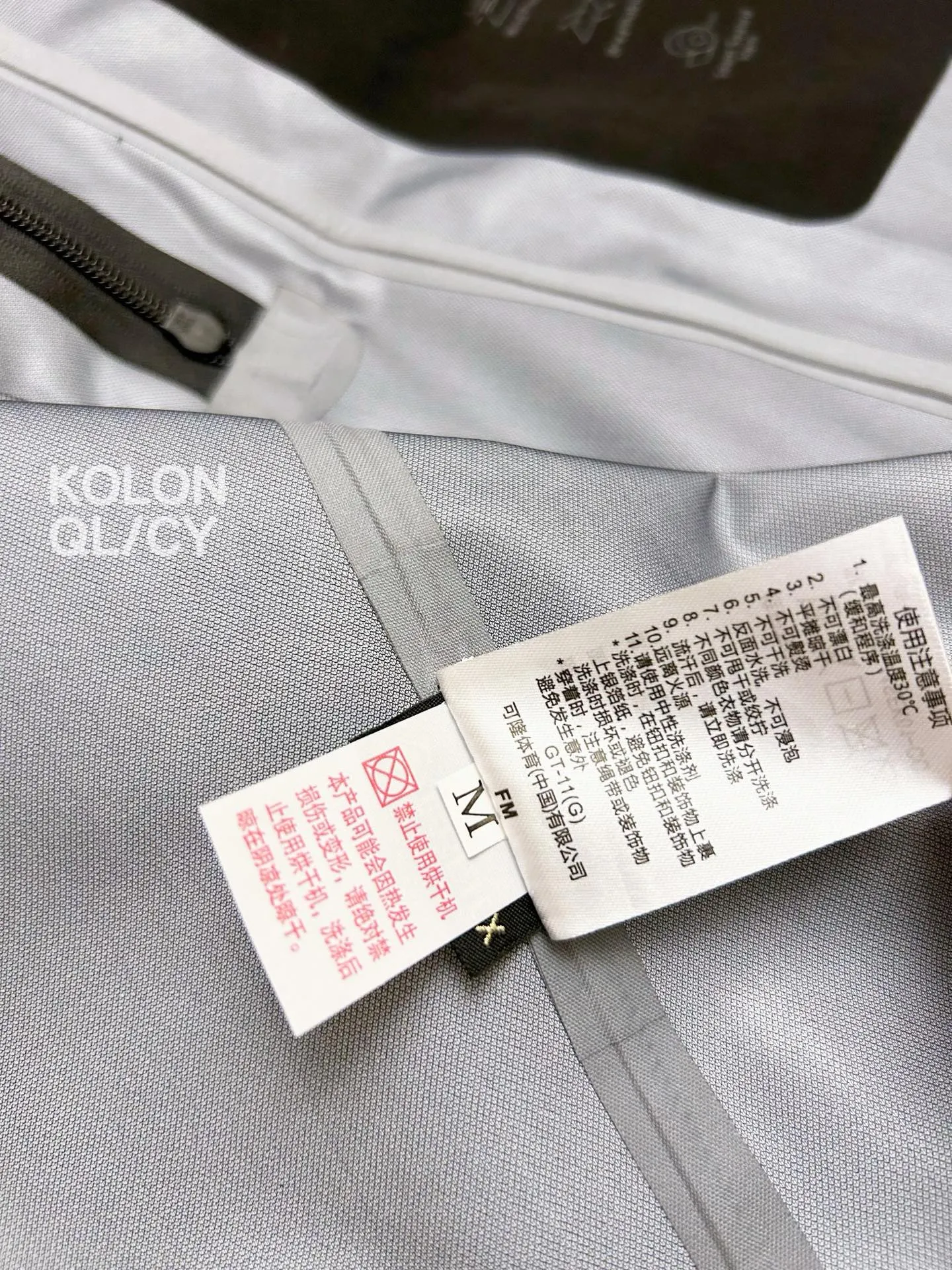 G 20 Kolon HERO Gore-Tex 3L Pro Jacket Who knows? The outdoor girl's natural jacket has been welded to death by Kolon. The lime yellow color can be worn directly on the body of Kasuga Yamano. It is so white that it glows, and there is no need to add a filter when taking photos! Gore-Tex 3L Pro hardcore buff is full, rainstorm-level waterproof + fully windproof, suitable for hiking and urban commuting. The three-layer structure is breathable and does not make you sweat, and you can stay dry even during high-intensity exercise. The soft texture is not stiff at all. Three-dimensional tailoring specially made for girls, slimming but not bloated, welding the sense of outdoor functionality and daily wear A hard-shell ceiling that can be used for travel in all seasons, from snow-capped mountains to cities, with both beauty and strength! Professional player certification! Kolon HEROSeries is the correct way to open a hard-shell jacket. Gore-Tex 3L Pro fabric, 28000mm+ waterproof pressure, RET value ≤ 6, can withstand wind and rain in extreme environments. 9 billion microporous structure, completely waterproof and efficient perspiration, say goodbye to sweat and stickiness. Tear-resistant reinforced technology, Wear-Resistant, can hold up to mountaineering, rock climbing, and long-distance hiking. Adjustable hood + Velcro cuffs, full of details, all-round temperature locking and no wind. Highly saturated lime color, highly recognizable in the mountains, safe and outstanding. A performance model for professional outdoor people with eyes closed, a piece of hardcore equipment that has been worn for ten years 1 Lime enters the mountains and can block all wind and rain🌿 Kolon HERO Gore-Tex 3L Pro, a ceiling of security for girls outdoors 2 Appearance and strength coexist! Kolon professional hard shell, wear the bright colors of spring on your body, rain or shine 3 Gore-Tex Pro hard-core blessing, Kolon HERO jacket, from the city to the mountains, just one piece is enough 4 White lime yellow, professional-level protection, Kolon women's jacket, the natural jersey for outdoor girls 5 Three-layer technology, breathable and not sweaty, Kolon HERO gives you all-day comfort and protection 🎬 Short video oral version (suitable for Douyin/Video account) "Outdoor girl, look here! This Kolon HERO Gore-Tex 3L Pro jacket really won me over! First of all, this lime yellow color is really bright! Go hiking and camping in the spring, take photos and take pictures directly, and it is very recognizable in the mountains! Looking at the performance, Gore-Tex 3L Pro top fabric, rainstorm level waterproof, no wind at all on windy days, even in extreme weather, it is stable. Moreover, the three-layer structure is super breathable, and it will not make you sweat during high-intensity hiking. The soft texture is not as stiff as traditional hard shells. ✅ Top-grade fabrics, hard-core protection. It uses Gore-Tex 3L Pro professional outdoor fabric, 28000mm+ rainstorm level waterproof, fully windproof design, 9 billion micro-hole structure and efficient breathability, completely blocking rainwater penetration, while quickly evacuating sweat, achieving a dynamic balance of waterproofing and breathability, and coping with extreme outdoor environments. ✅ Comfortable tailoring, specially designed for women. Ergonomic three-dimensional tailoring, fit Asian women's body shape, slim but not bloated, soft, comfortable and not stiff, taking into account outdoor functionality and daily wear, saying goodbye to the bulky feeling of hard shells ✅ Full of details, adaptable to all scenes. Adjustable hood design, suitable for helmets; Velcro cuffs, windproof and temperature-locking; waterproof zipper pockets for safe storage; Wear-Resistant fabric splicing to improve durability and meet the needs of all scenarios such as mountaineering, hiking, camping, and commuting. ✅ High-saturation bright colors for safe release. High-saturation lime color is highly recognizable in the mountains, improving outdoor safety while showing whiteness and refreshing, making it easy to create an outdoor fashion sense. Professional outdoor, start with a Kolon HERO. 💡 Supplementary Tips • You can adjust the focus according to the usage scenario: daily wear emphasizes appearance, whitening, and commuting; professional outdoor emphasizes Gore-Tex performance, protection, and durability. Color: Black, Orange, Dark Green, and Dark Gray.